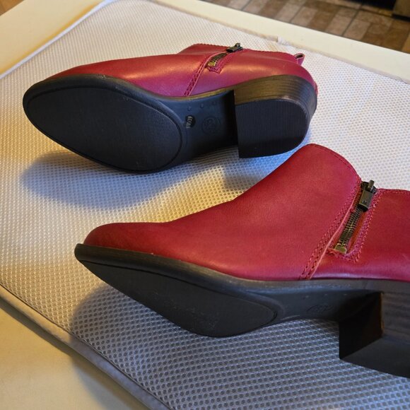 Red Lucky Brand 8 W booties, never been worn - Picture 3 of 4